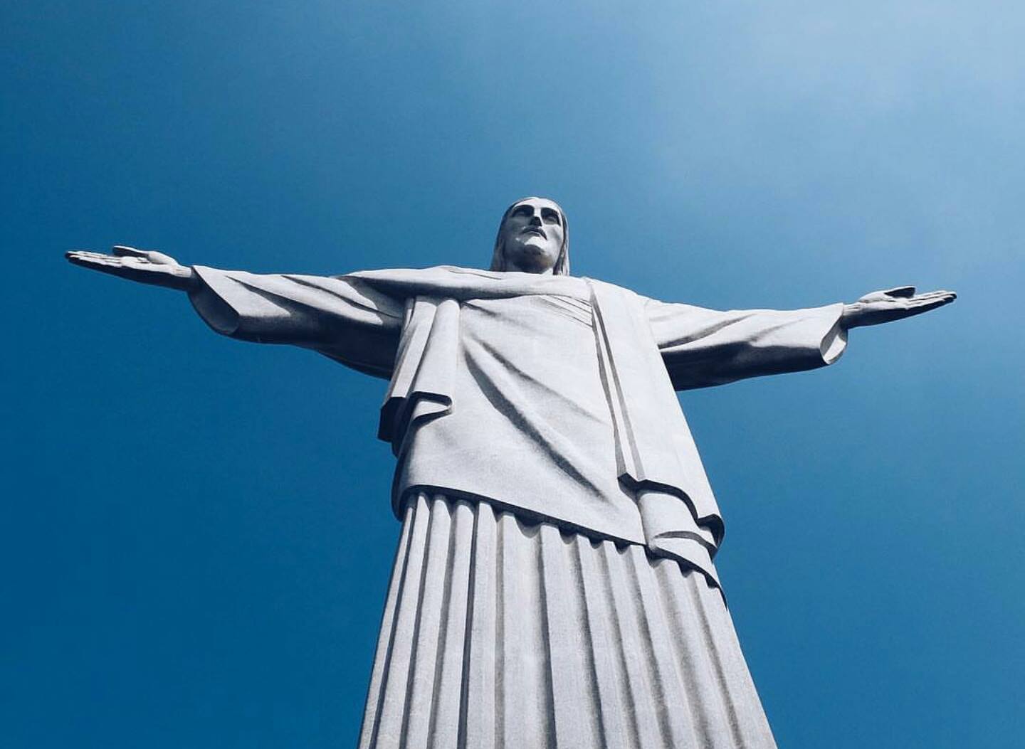 Yüzü Zenginlere Arkası Fakirlere Bakar